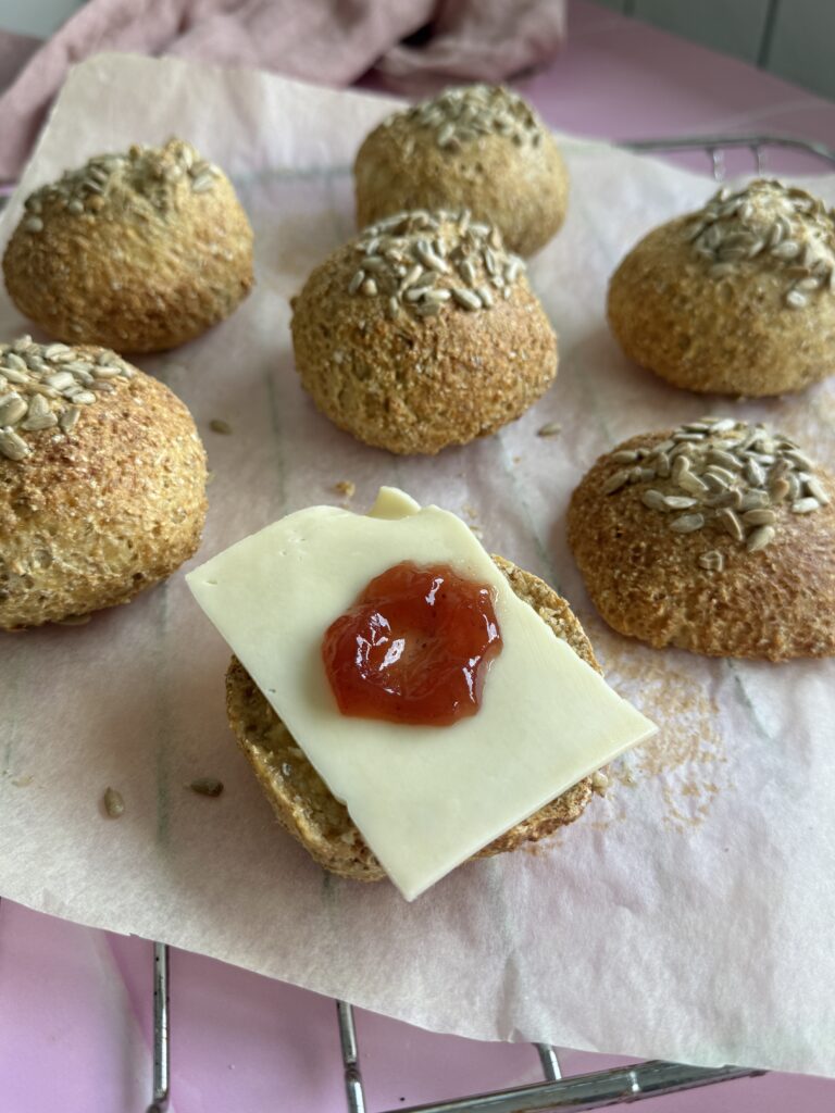 grovboller med hytteost