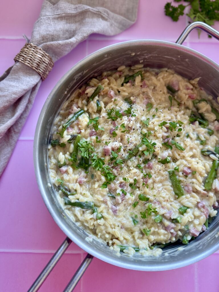 One pot orzo med bacon og asparges 2