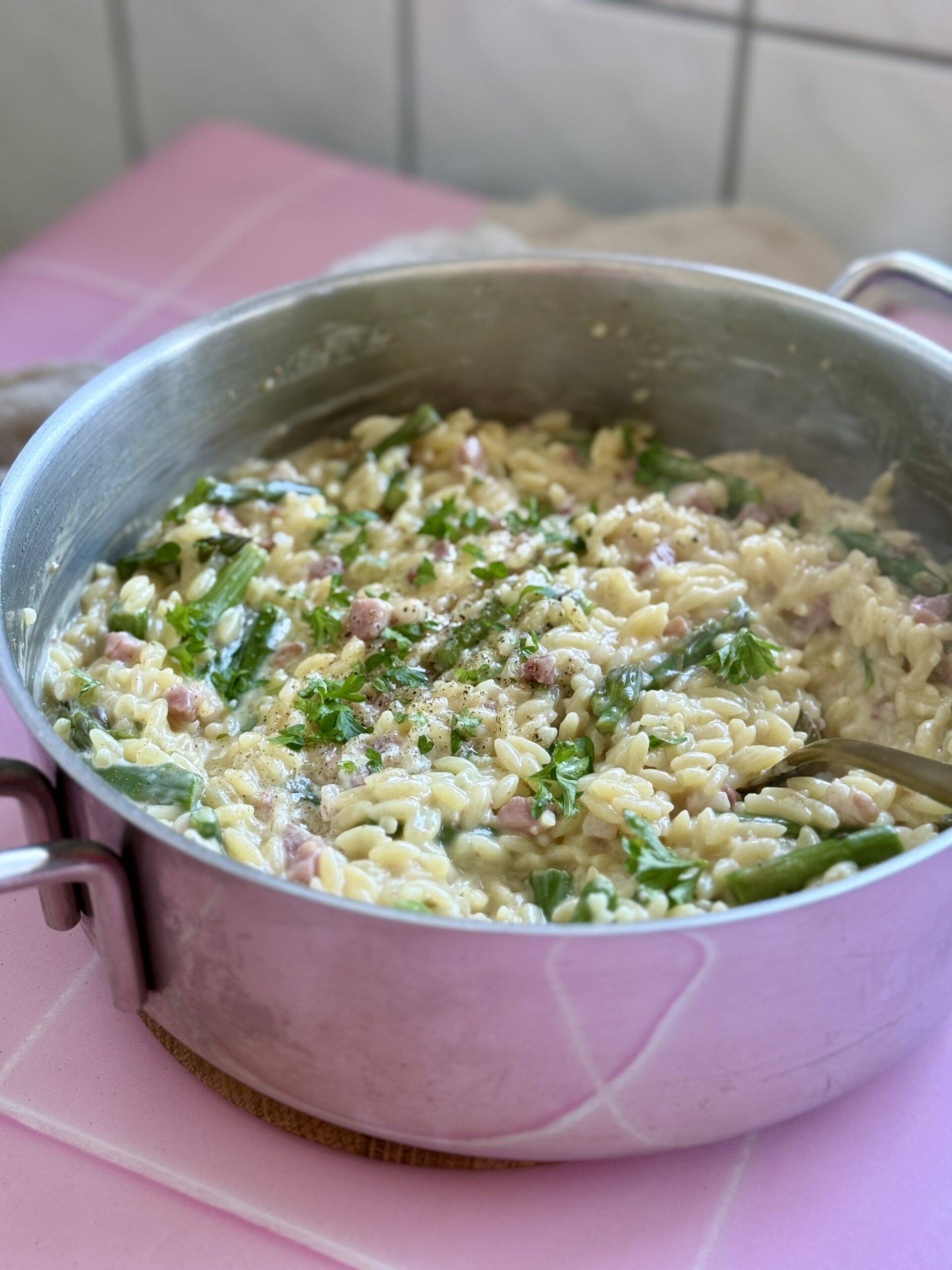 One pot orzo med bacon og asparges 3