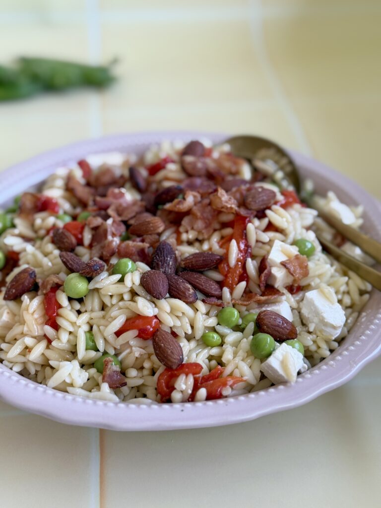orzo pastasalat med bagt peberfrugt og feta
