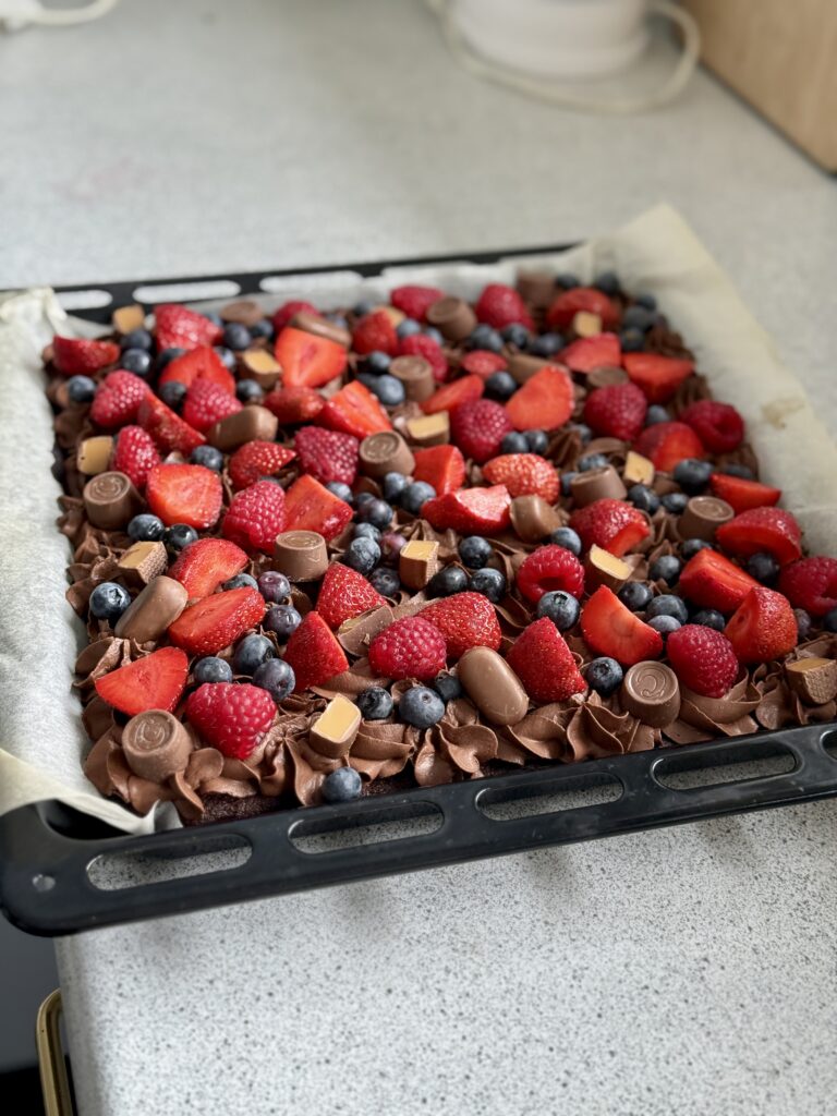 kæmpe chokolade kage til mange med bær 3
