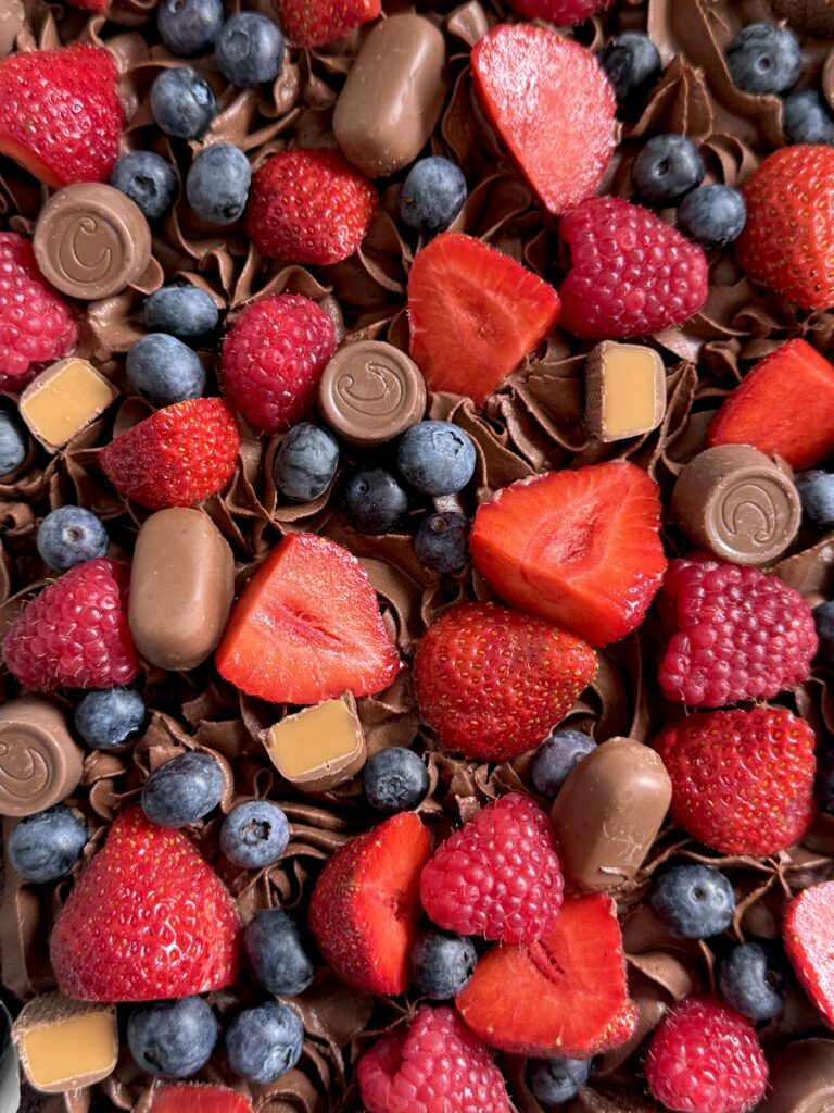 kæmpe chokolade kage til mange med bær