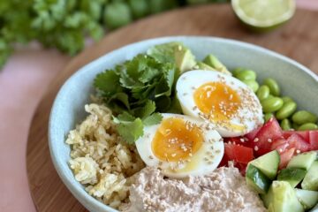 Bowl med cremet tun og æg