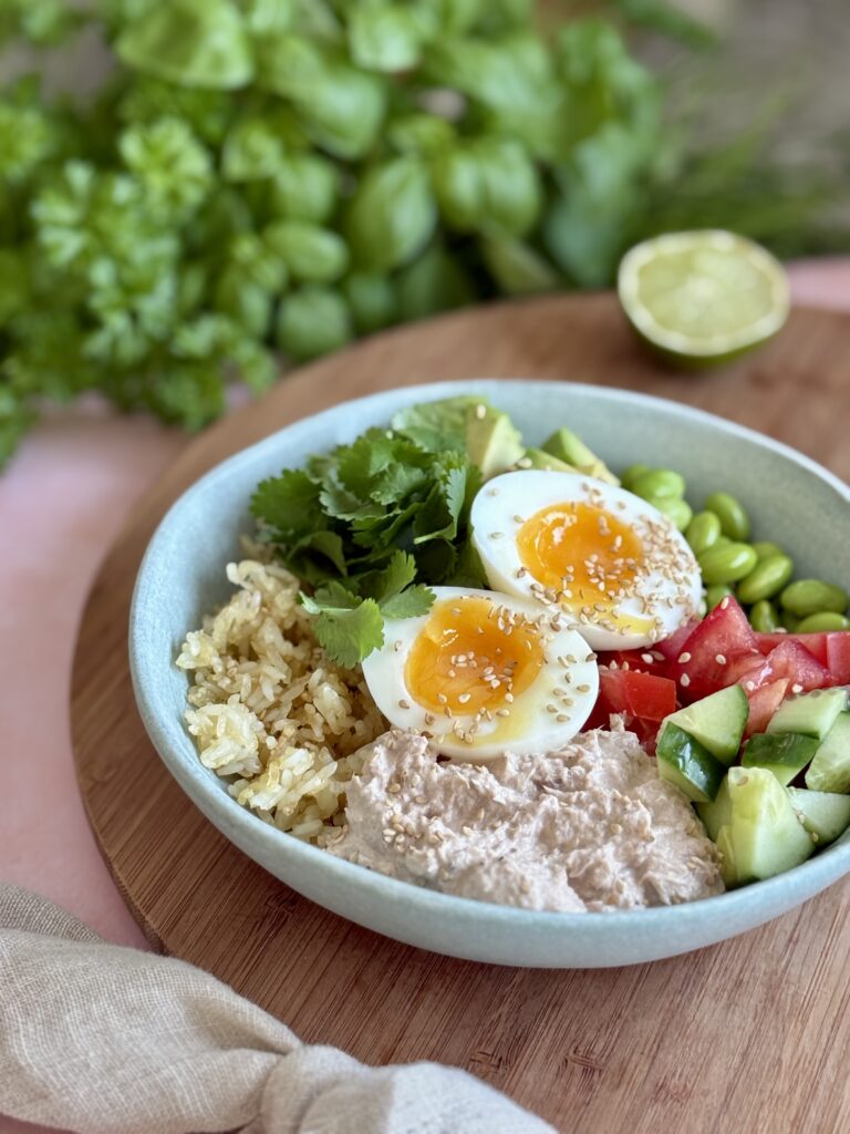 Bowl med cremet tun og æg