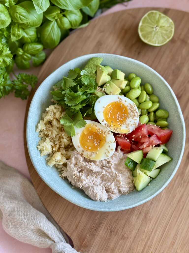 Bowl med cremet tun og æg