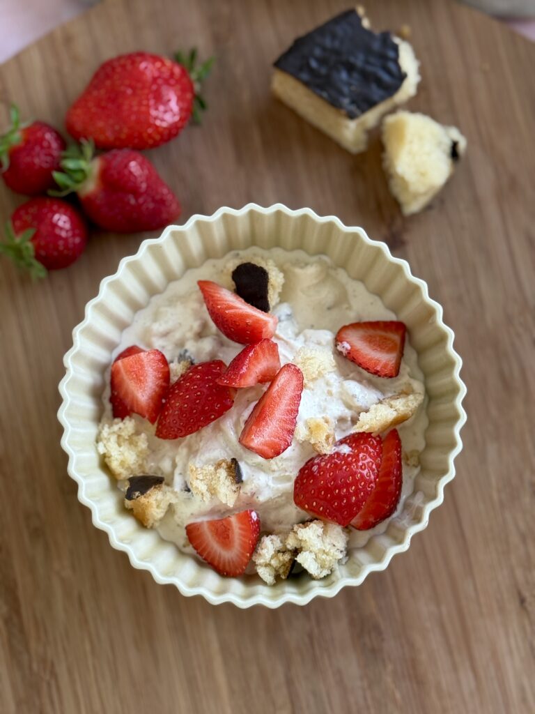 Rørt is a la jordbærkage