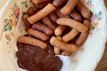 Mini churros med chokoladesovs