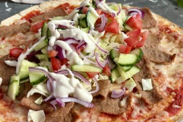tortillapizza med kebab og salat