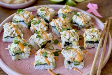 nem sushi i fad med pulled chicken