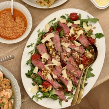 Steaksalat med rucola og parmesan