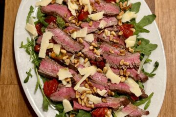steaksalat med rucola og parmesan - italiensk inspireret opskrift