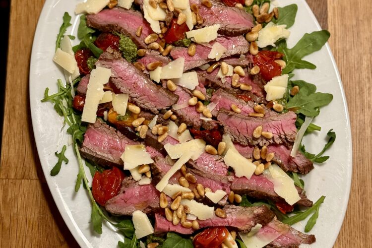 steaksalat med rucola og parmesan - italiensk inspireret opskrift