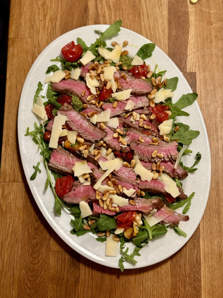 steaksalat med rucola og parmesan - italiensk inspireret opskrift