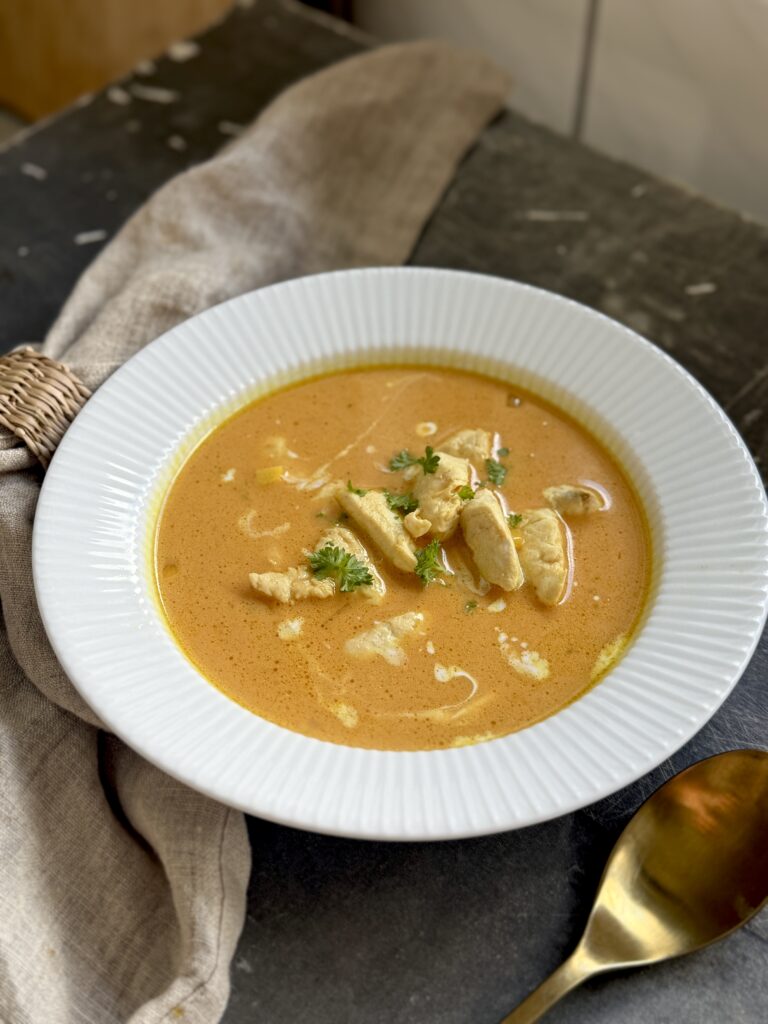 Karrysuppe med fersken og kylling