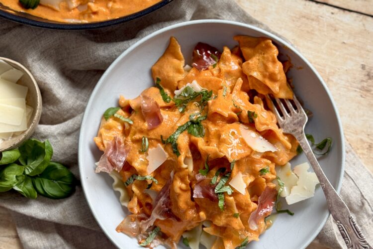 Pasta med cremet peberfrugtsovs anrettet i skål