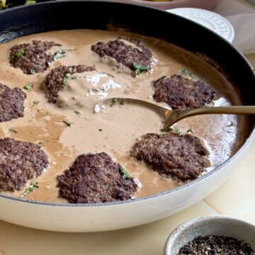 hakkebøffer med pandesovs