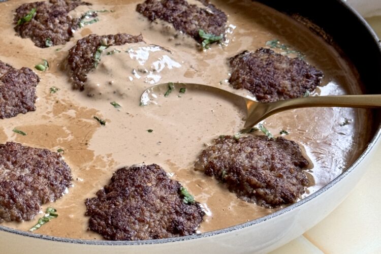 hakkebøffer med pandesovs