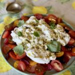 tomat- og blommesalat med burrata