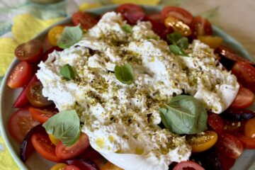 tomat- og blommesalat med burrata