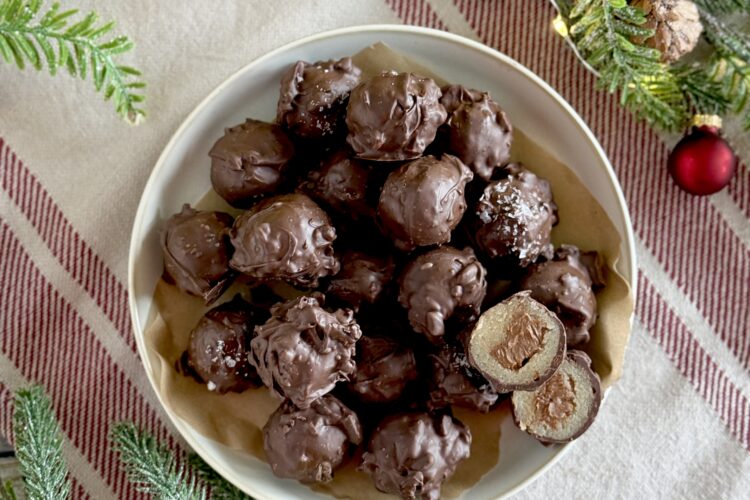 jule konfektkugler med daim, nougat og marcipan