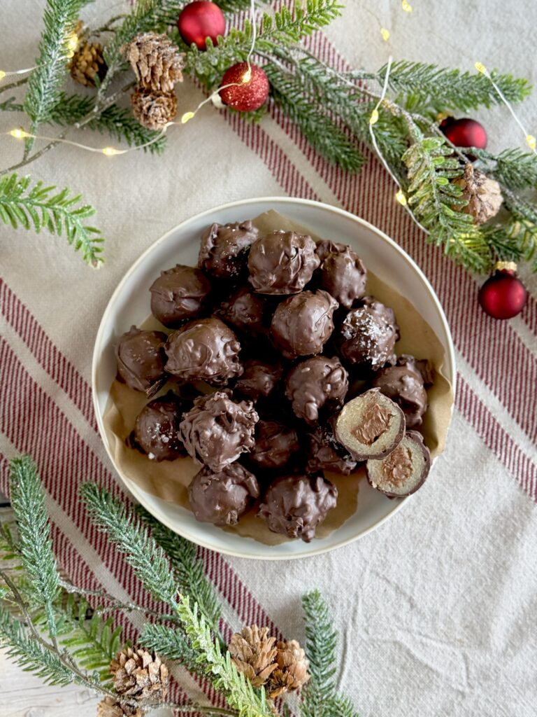 jule konfektkugler med daim, nougat og marcipan