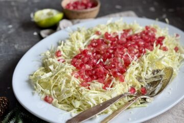 spidskålssalat med granatæble