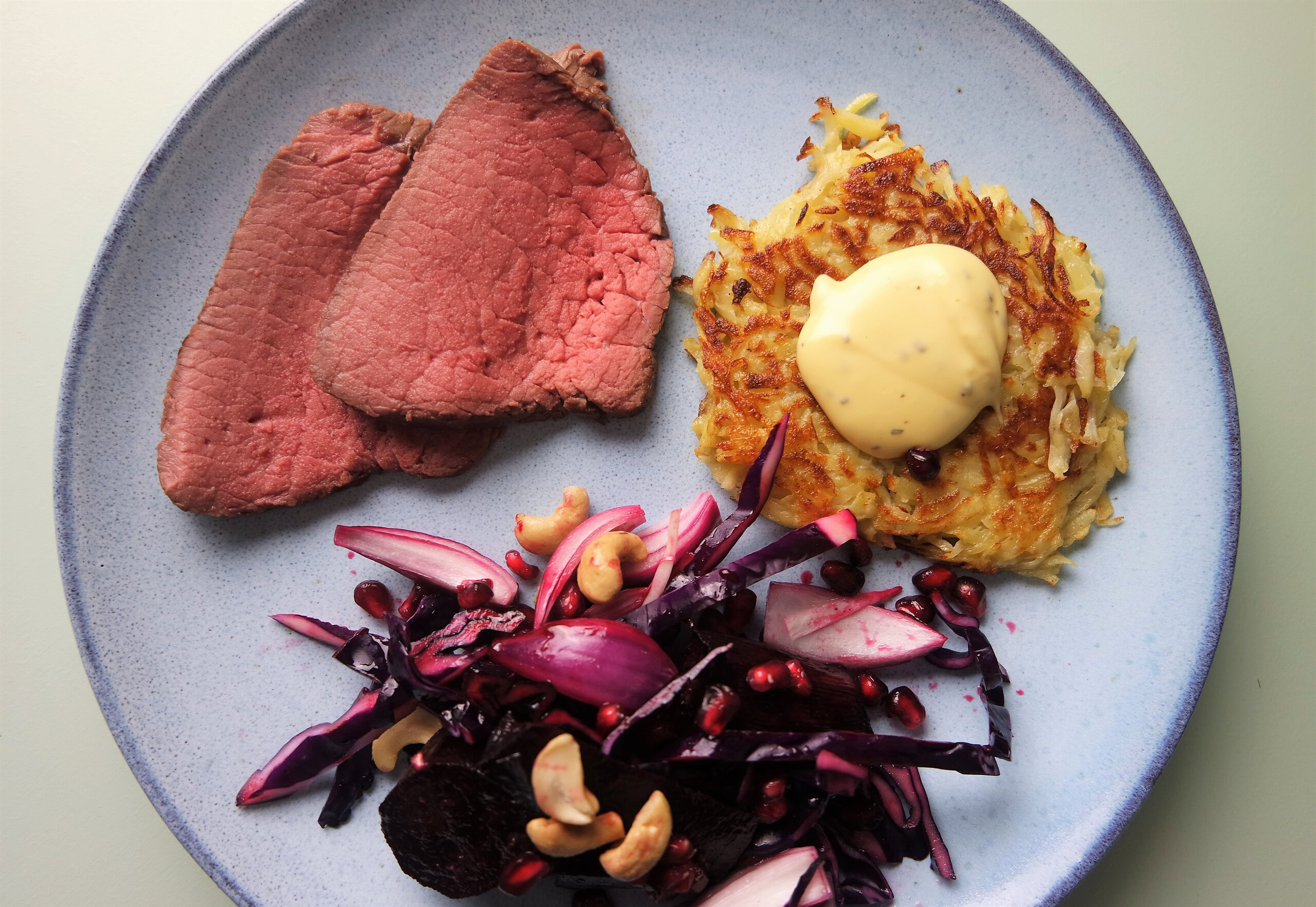Sous vide roastbeef med rösti og lilla salat