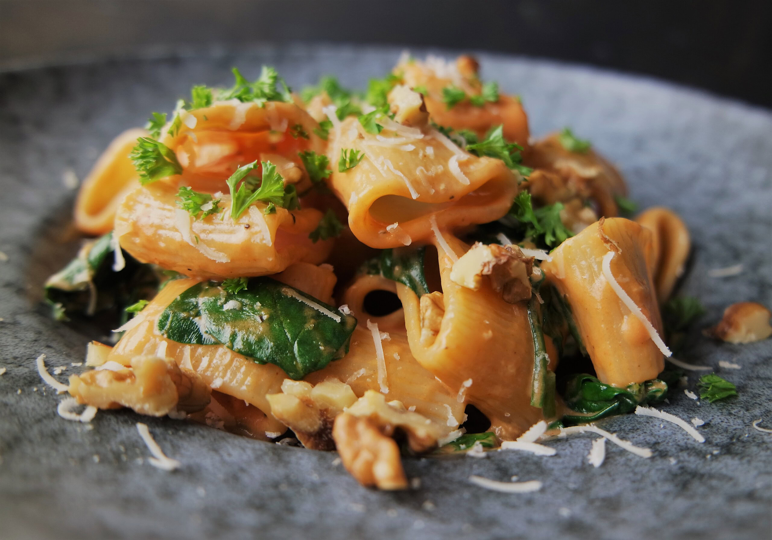 Pasta med gorgonzolasovs og nødder