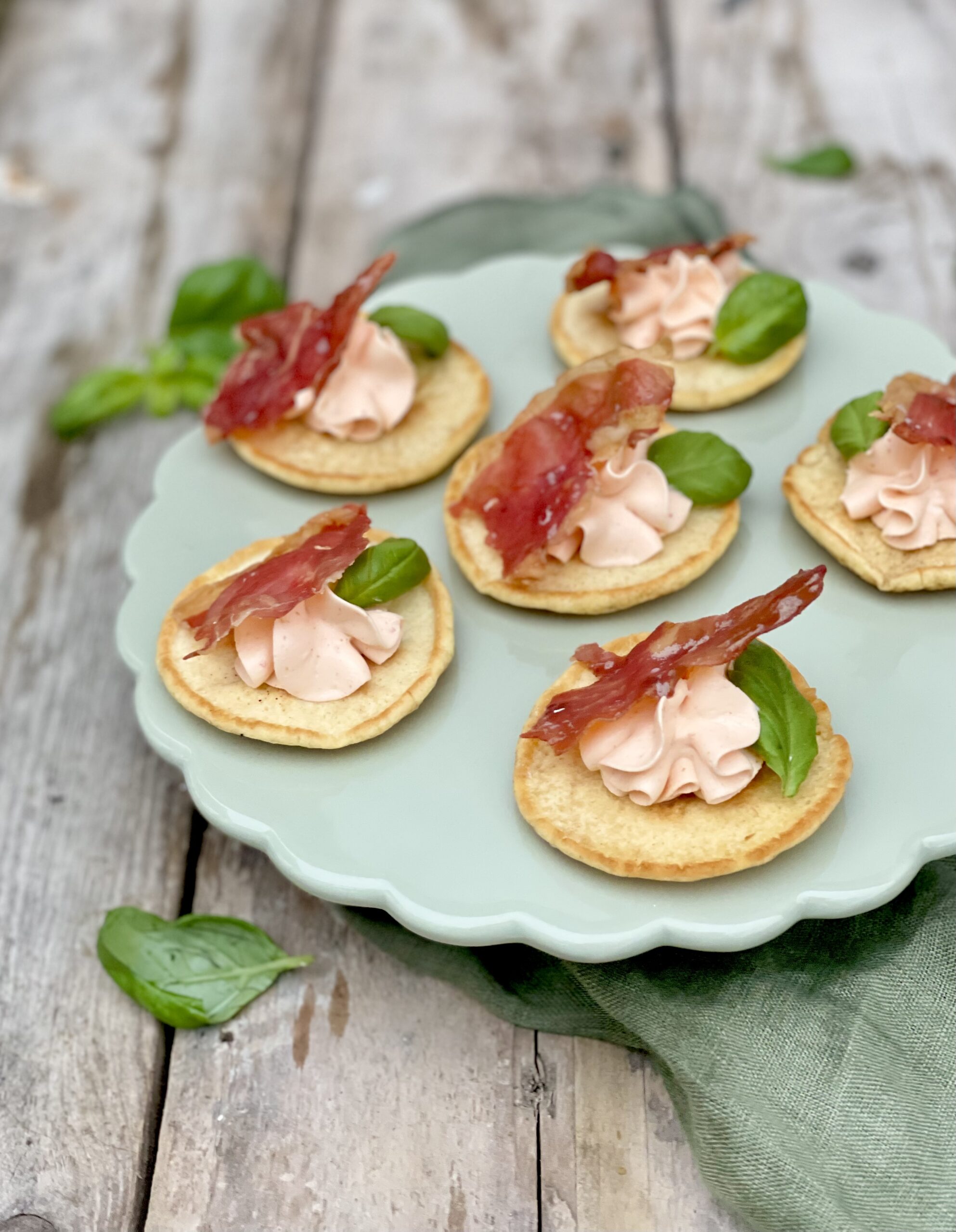 Blinis med chiliost og sprød parmaskinke
