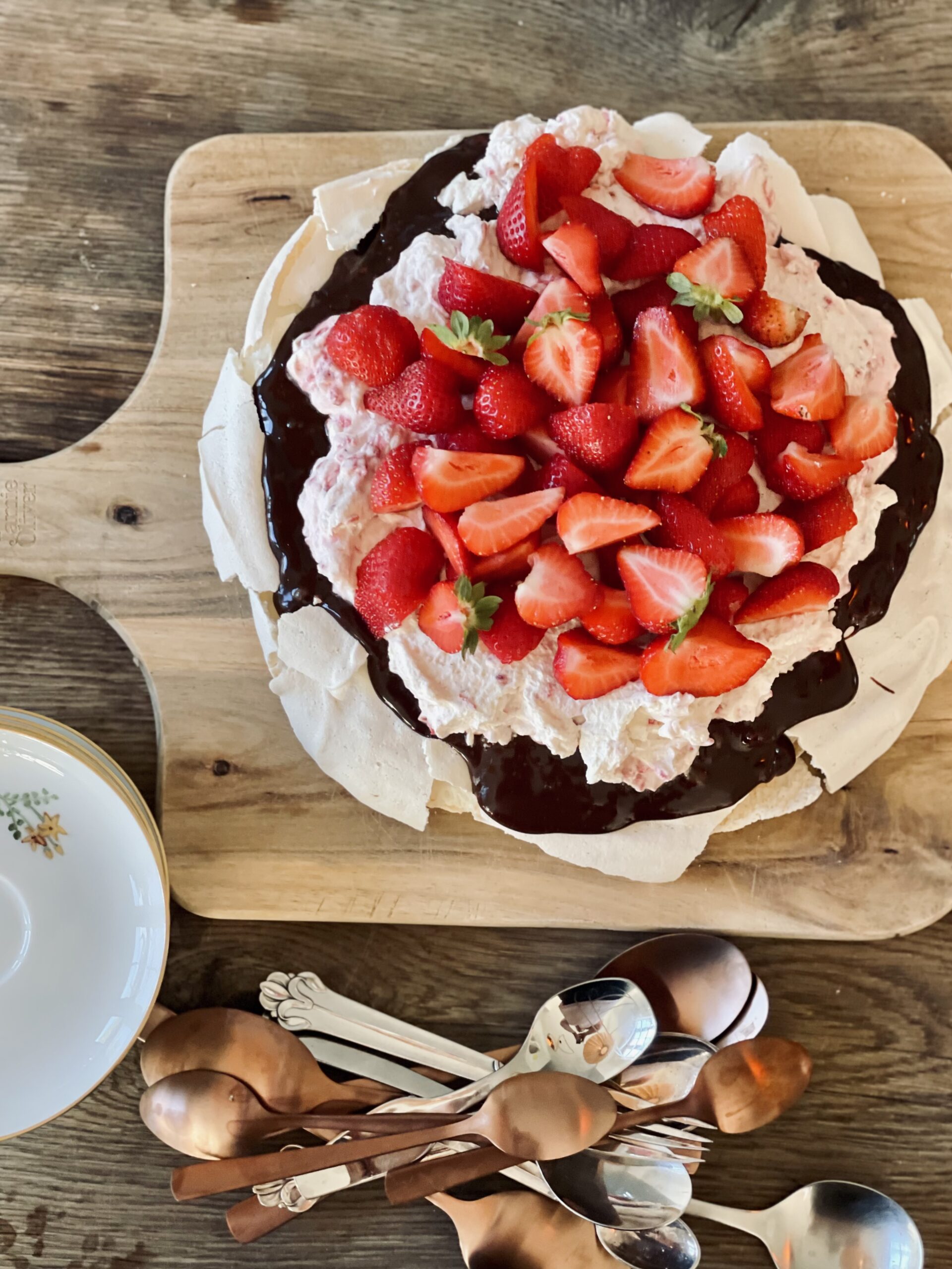 Pavlova med chokolade og hindbærskum