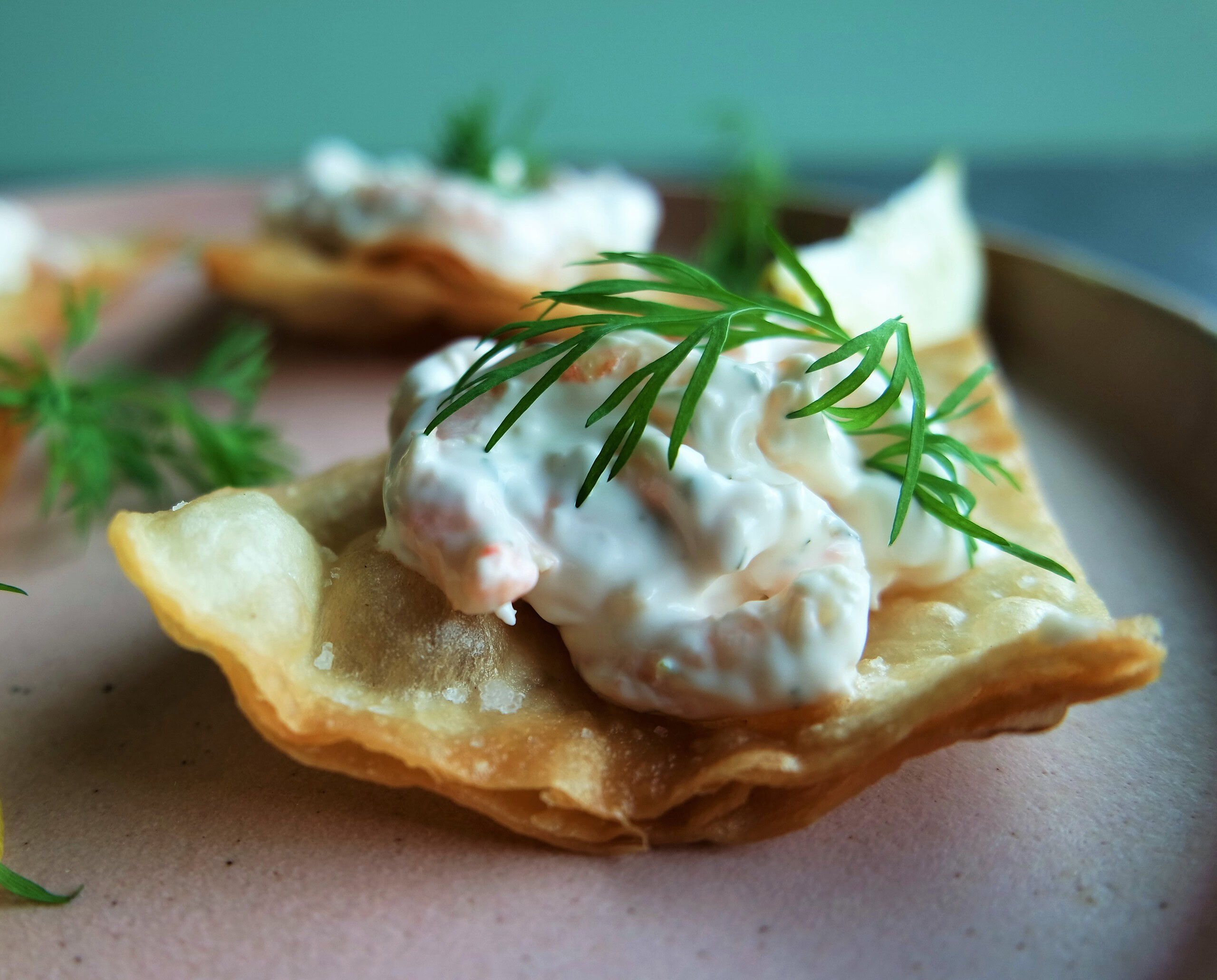 Sprøde tortillachips med rejesalat