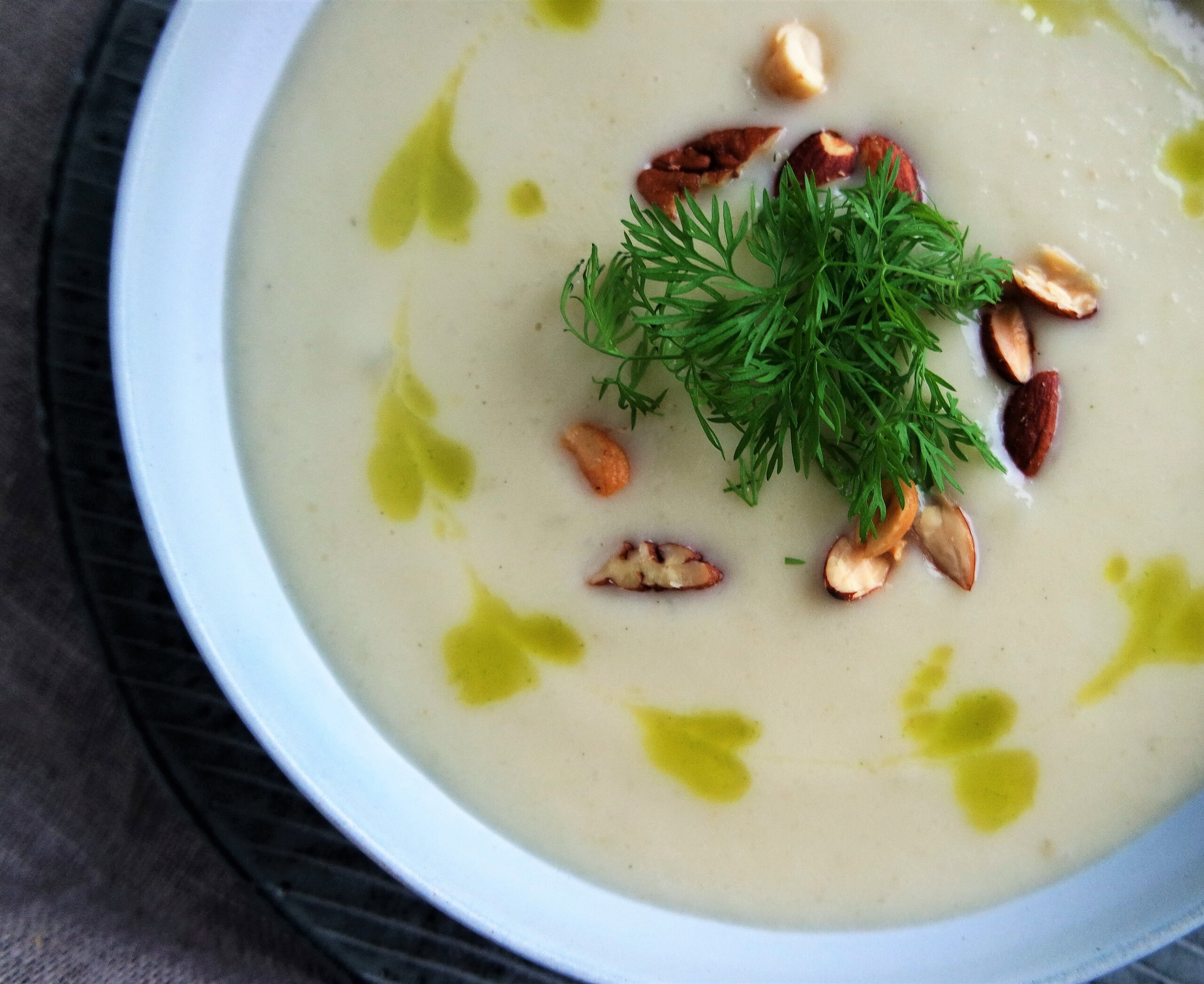 Jordskokkesuppe med dildolie og salte nødder
