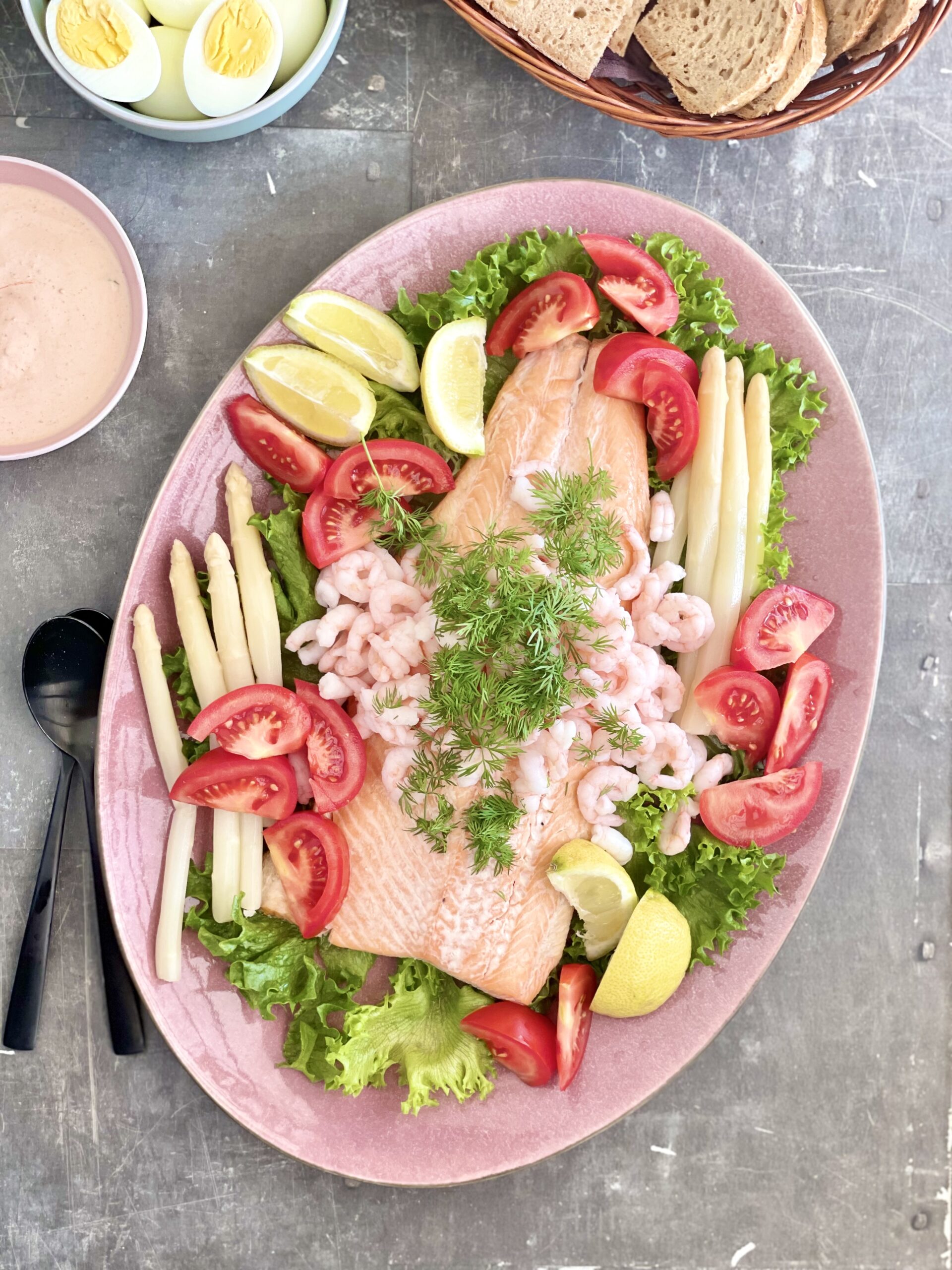 Fiskefad med kold lakseside, rejer og skaldyrsdressing