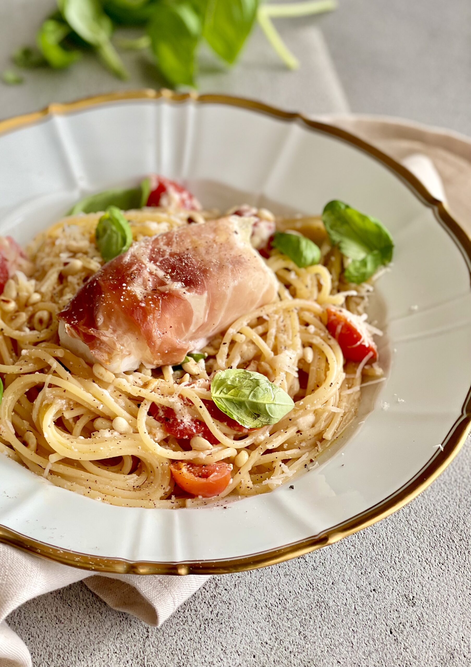 Parmasvøbt torsk med spaghetti, tomat og ricotta
