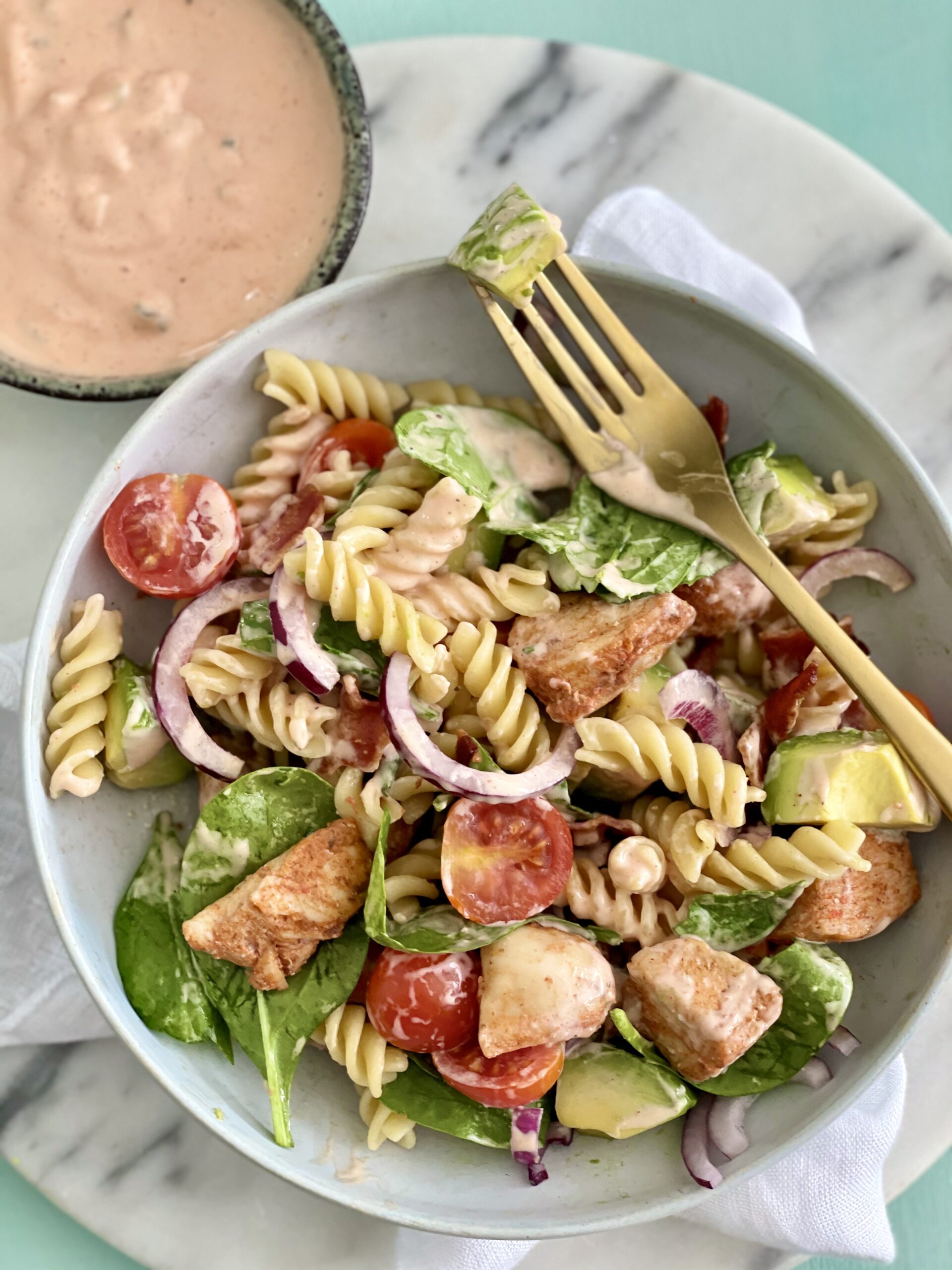 Pastasalat med kylling, bacon og burgerdressing