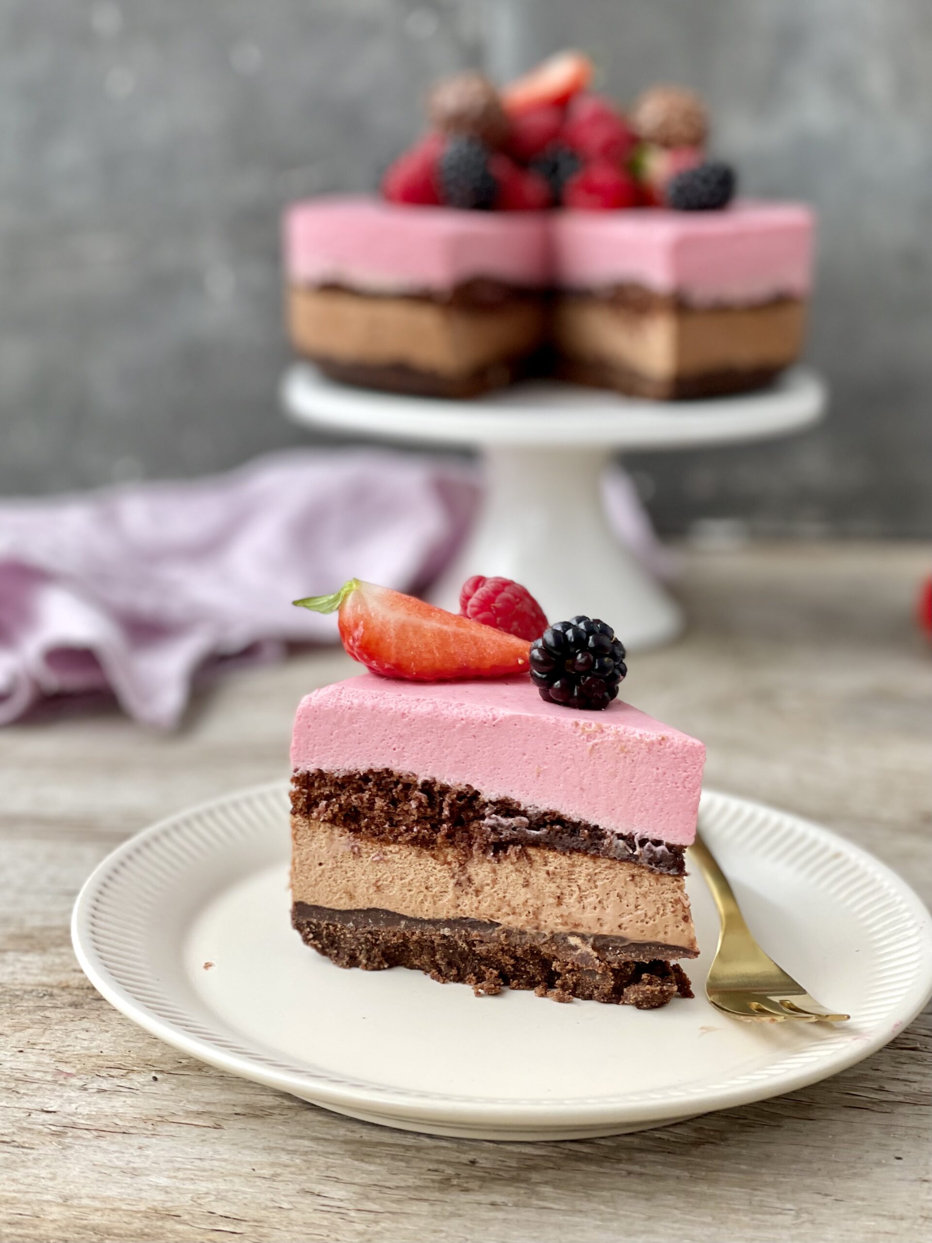 Lagkage med chokobunde og to slags mousse
