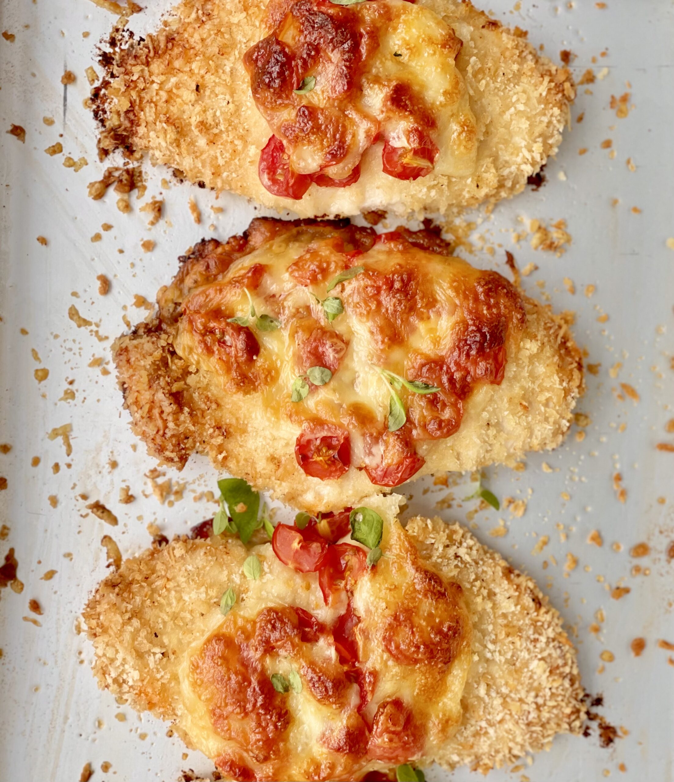 Parmesanpaneret kylling med tomat og mozzarella