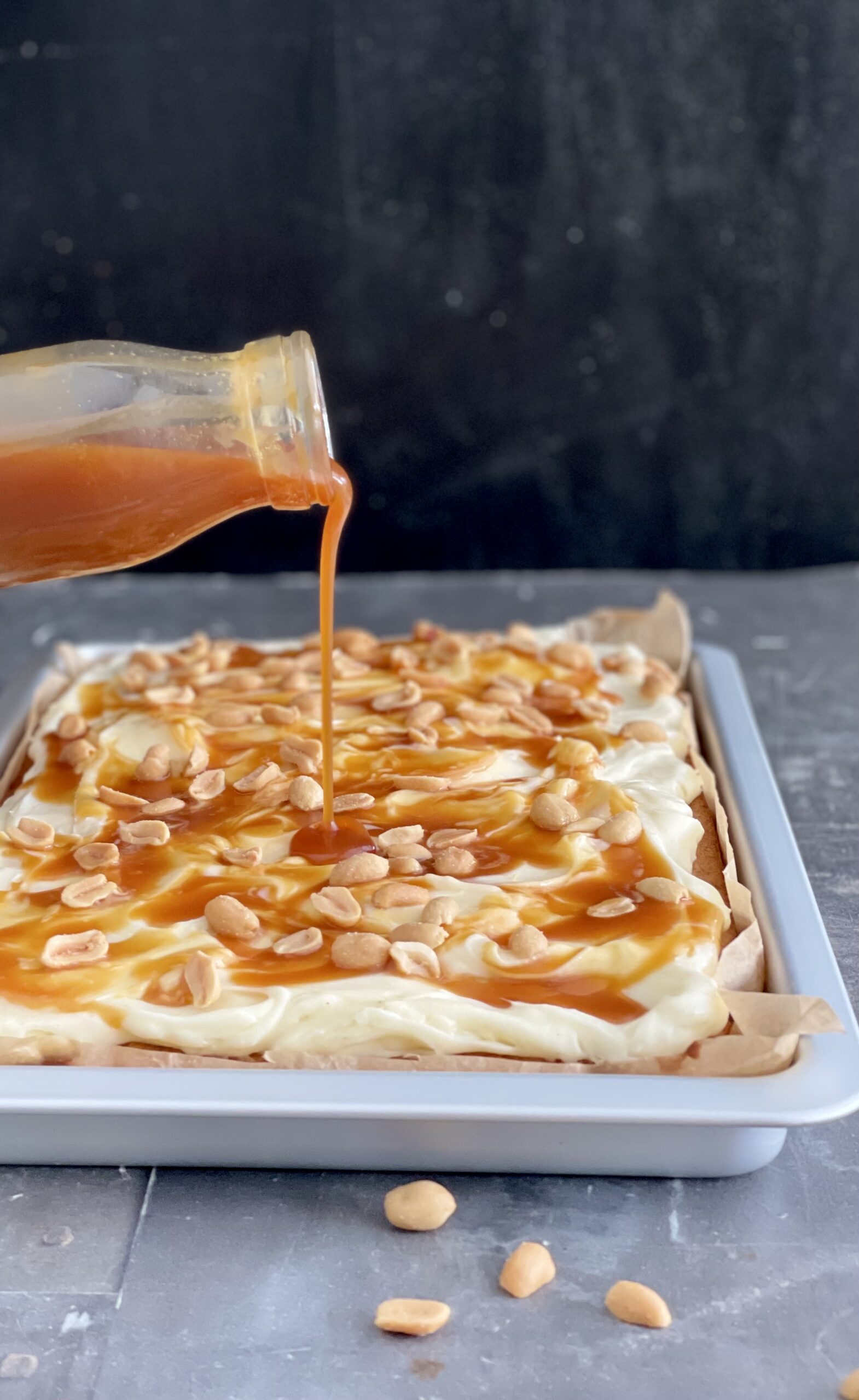 Gulerodskage med cream cheese og karamelsovs