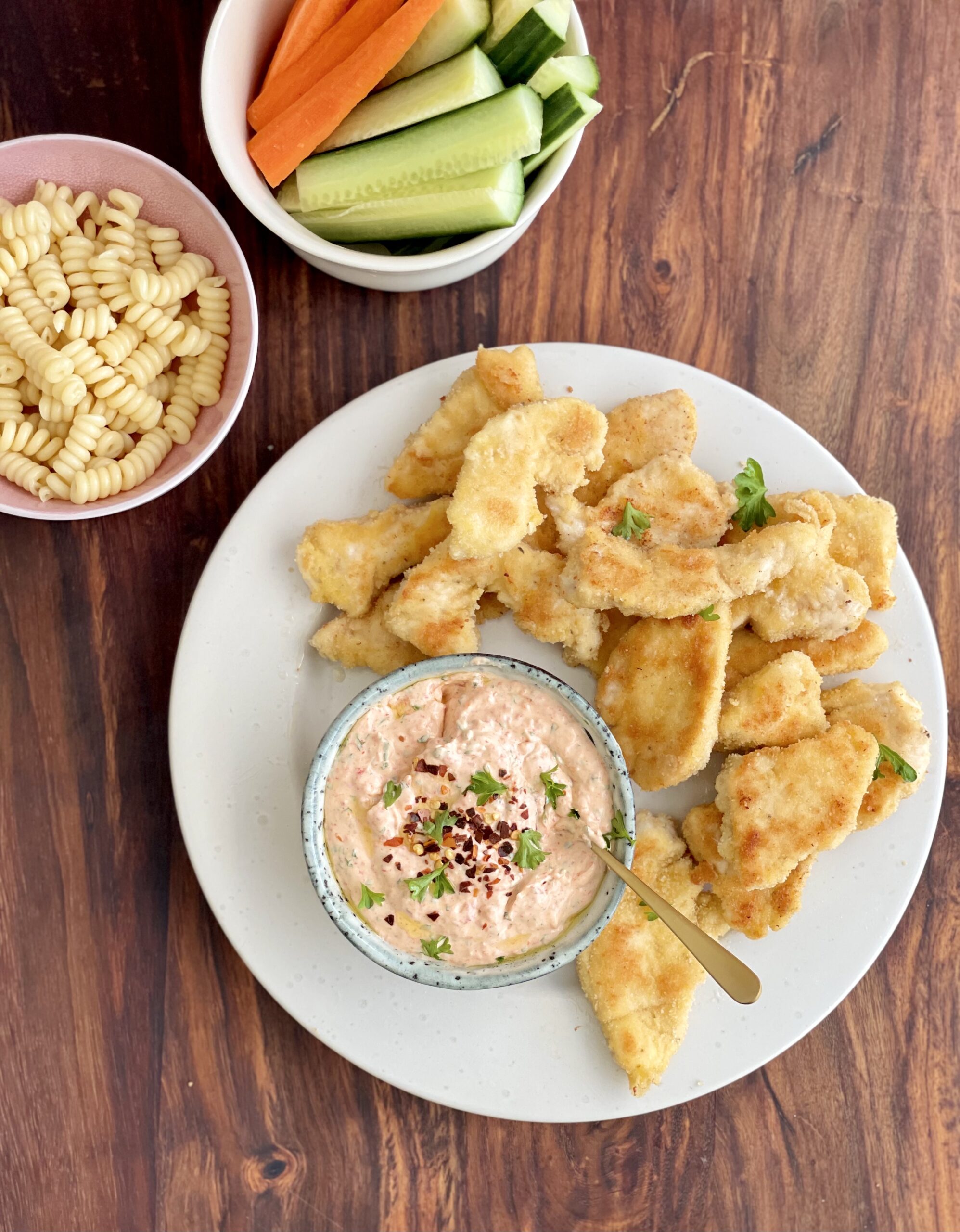 Nuggets, pasta, haydari og gnavegrønt