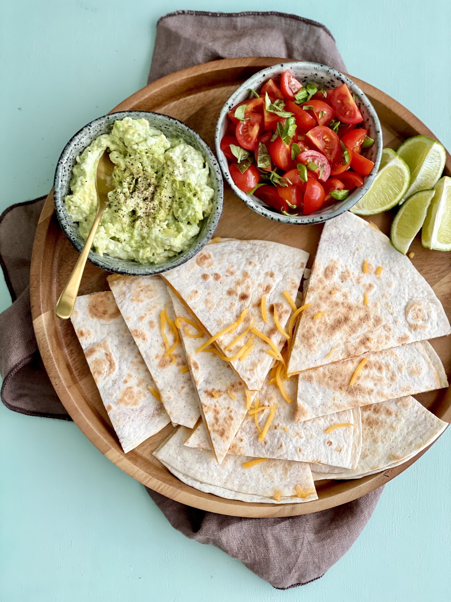 Quesadilla med guacemole og tomatsalsa