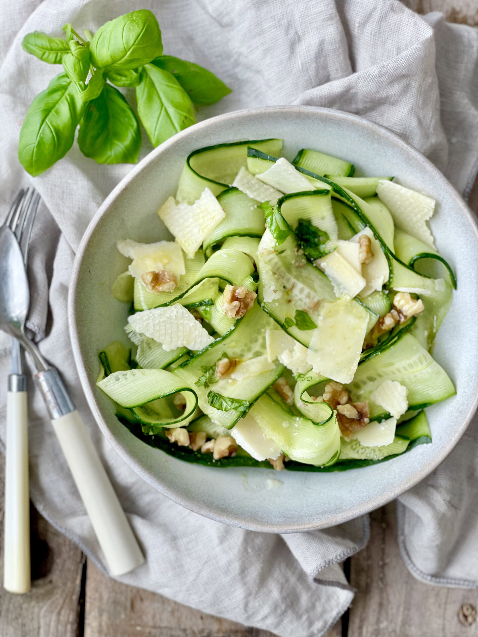 Frisk salat med agurk