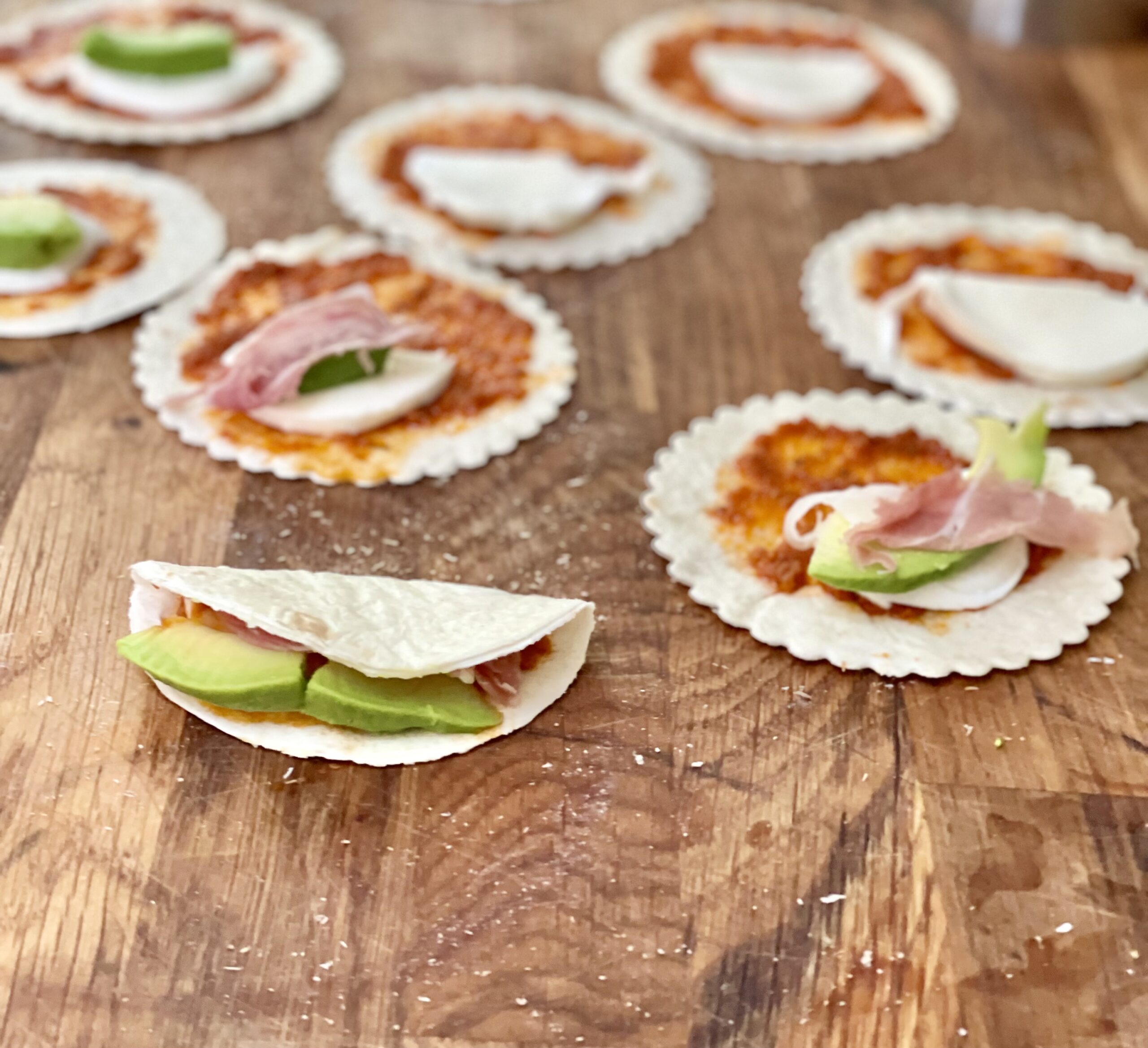 Små grillede tortilla med parma, mozzarella og avokado