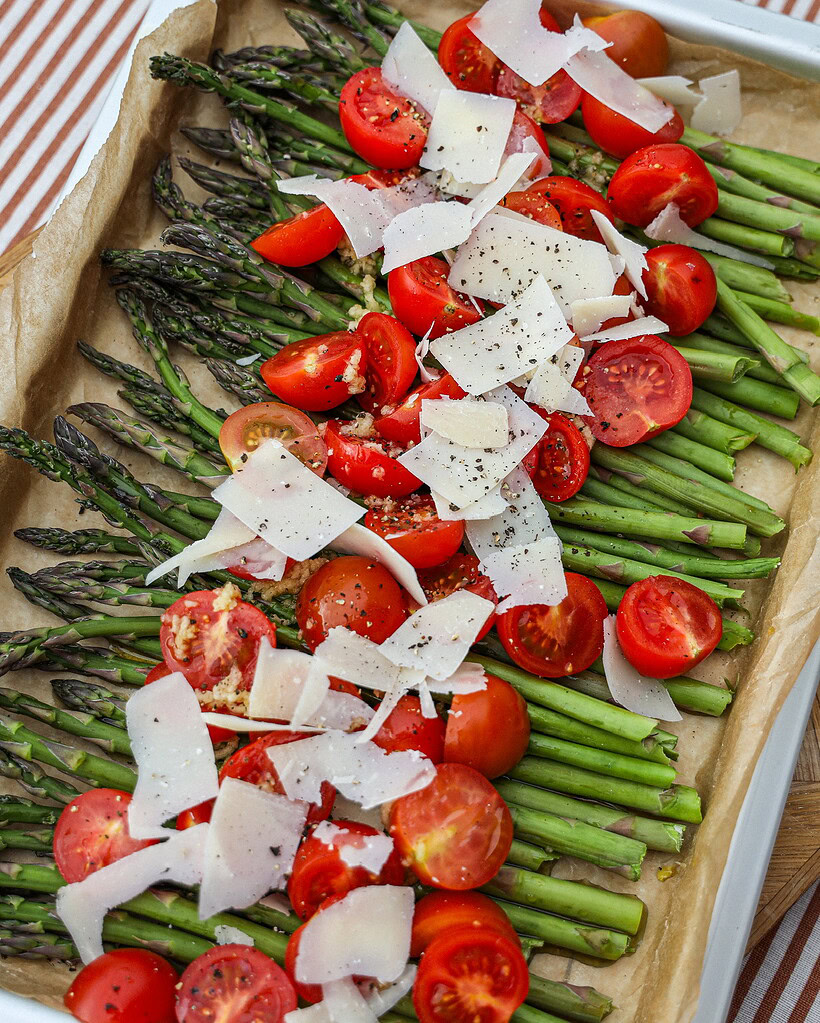 bagte eller grillet asparges med tomat og parmesan