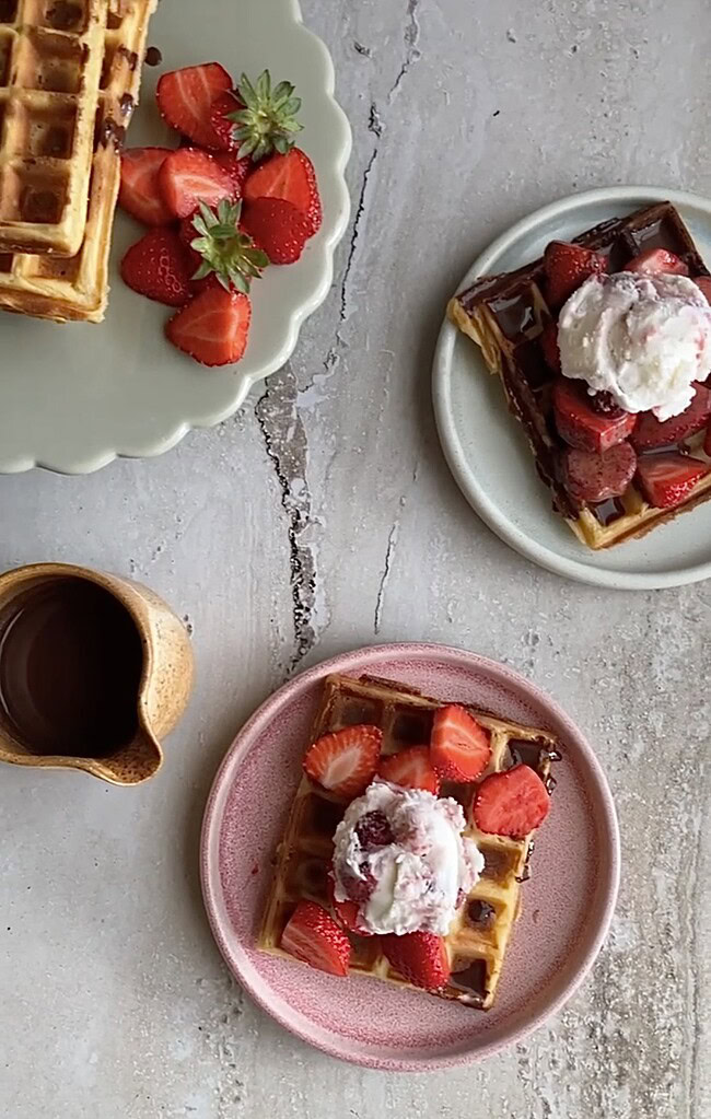 dessert med belgiske vafler med bær og chokoladesovs