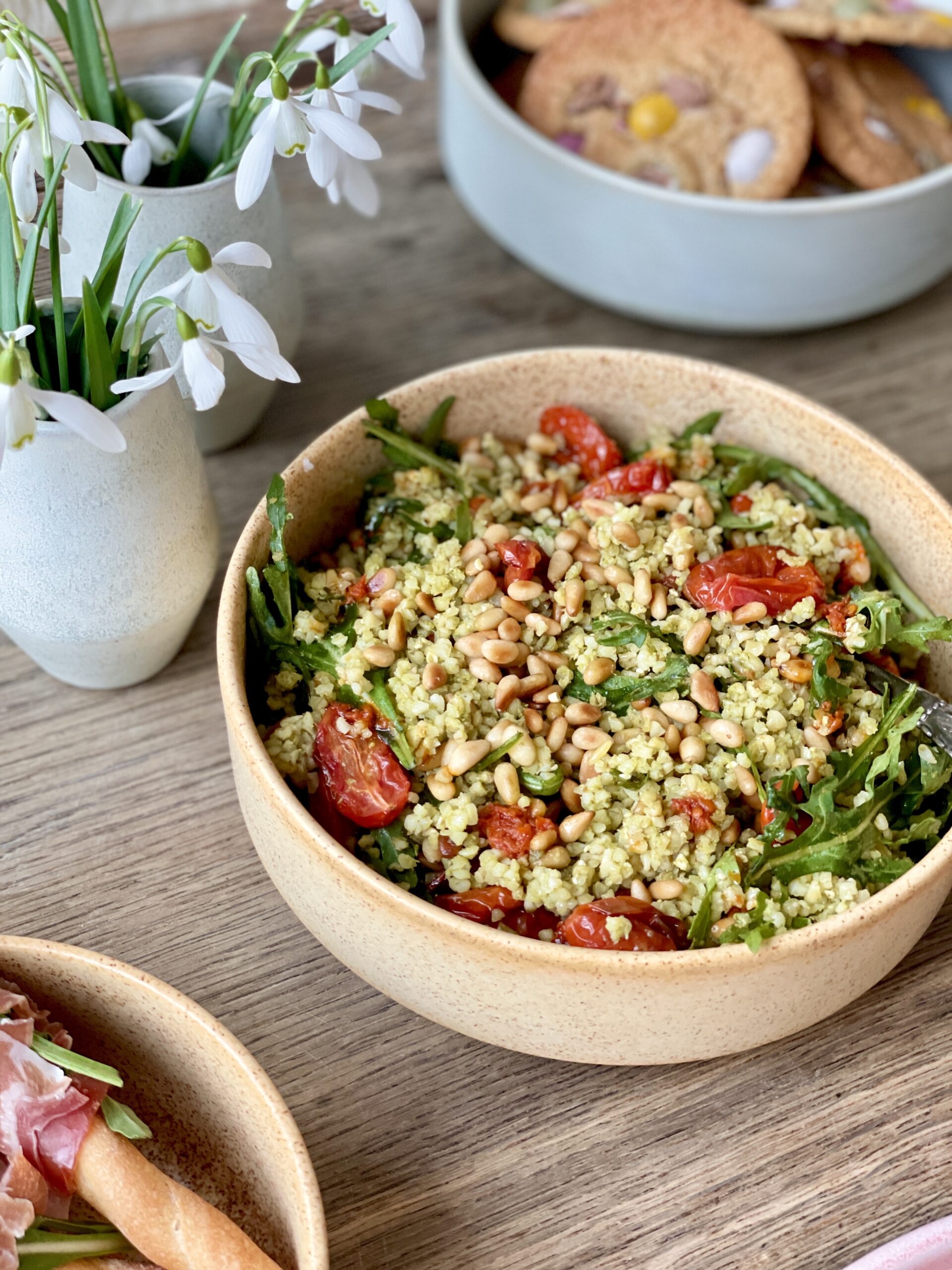 Bulgursalat med pesto og bagte tomater