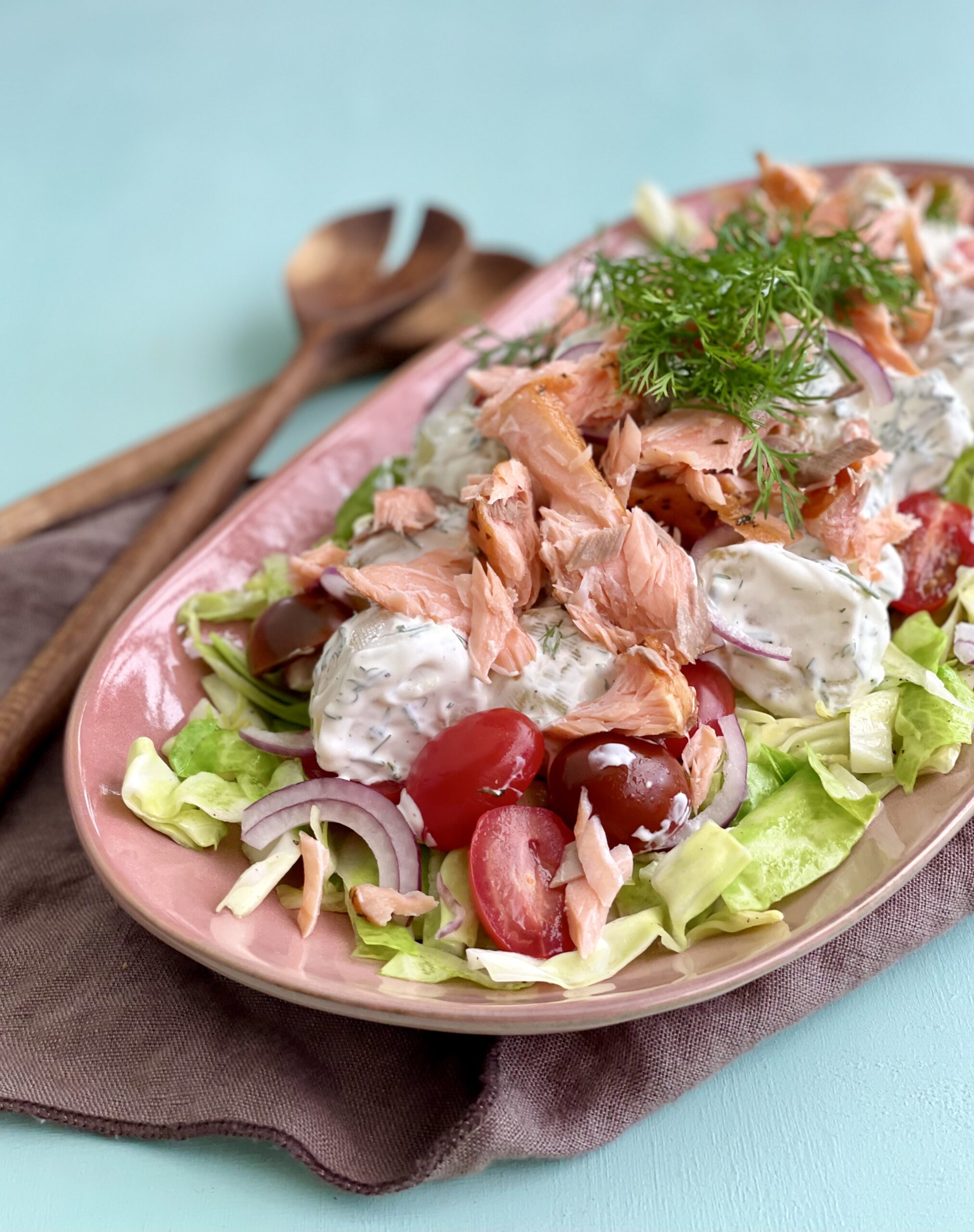 Kartoffelsalat med lynstegt spidskål og varmrøget laks