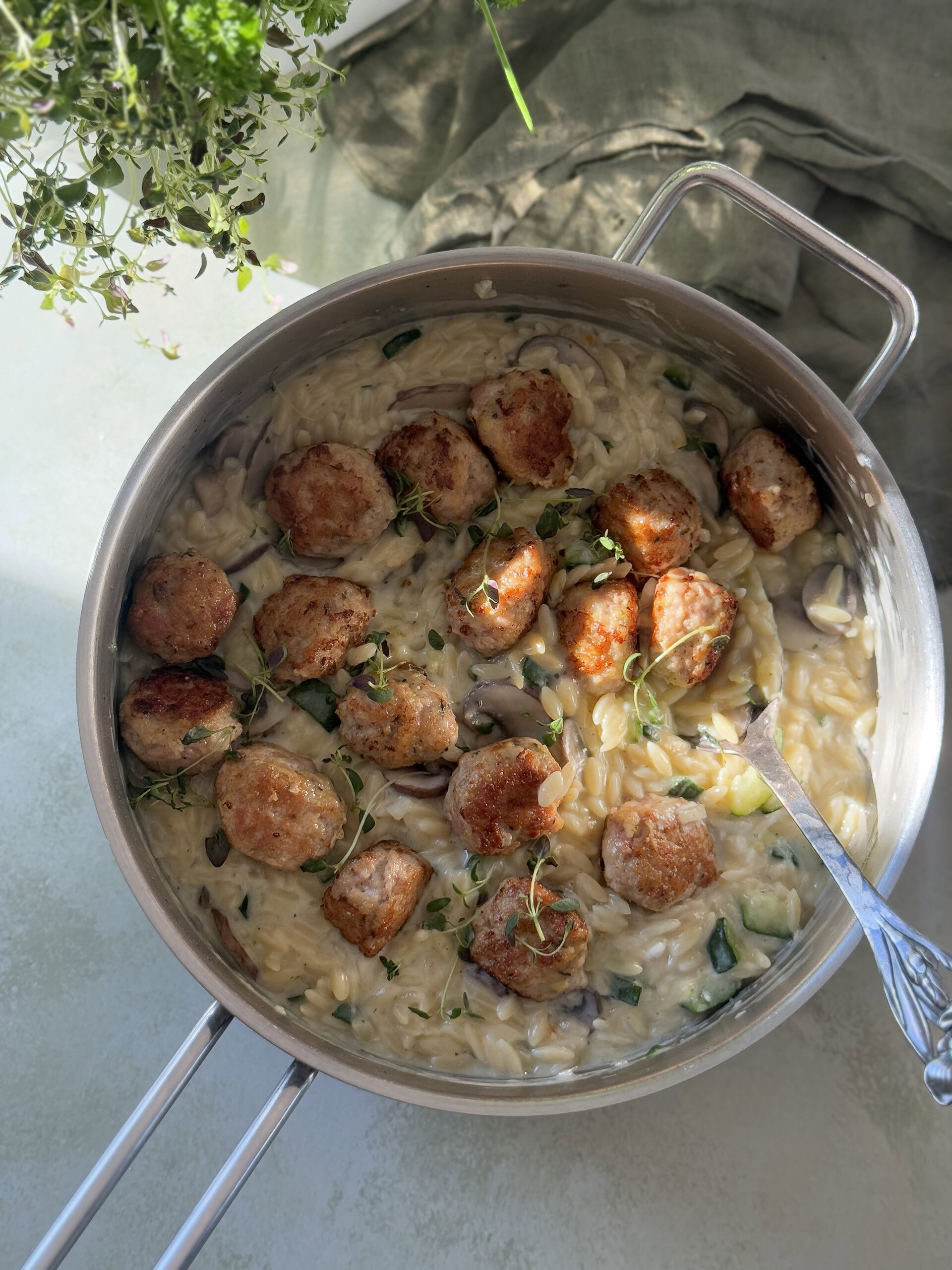 Cremet orzo med smagfulde kyllingekødboller - Rosé kylling