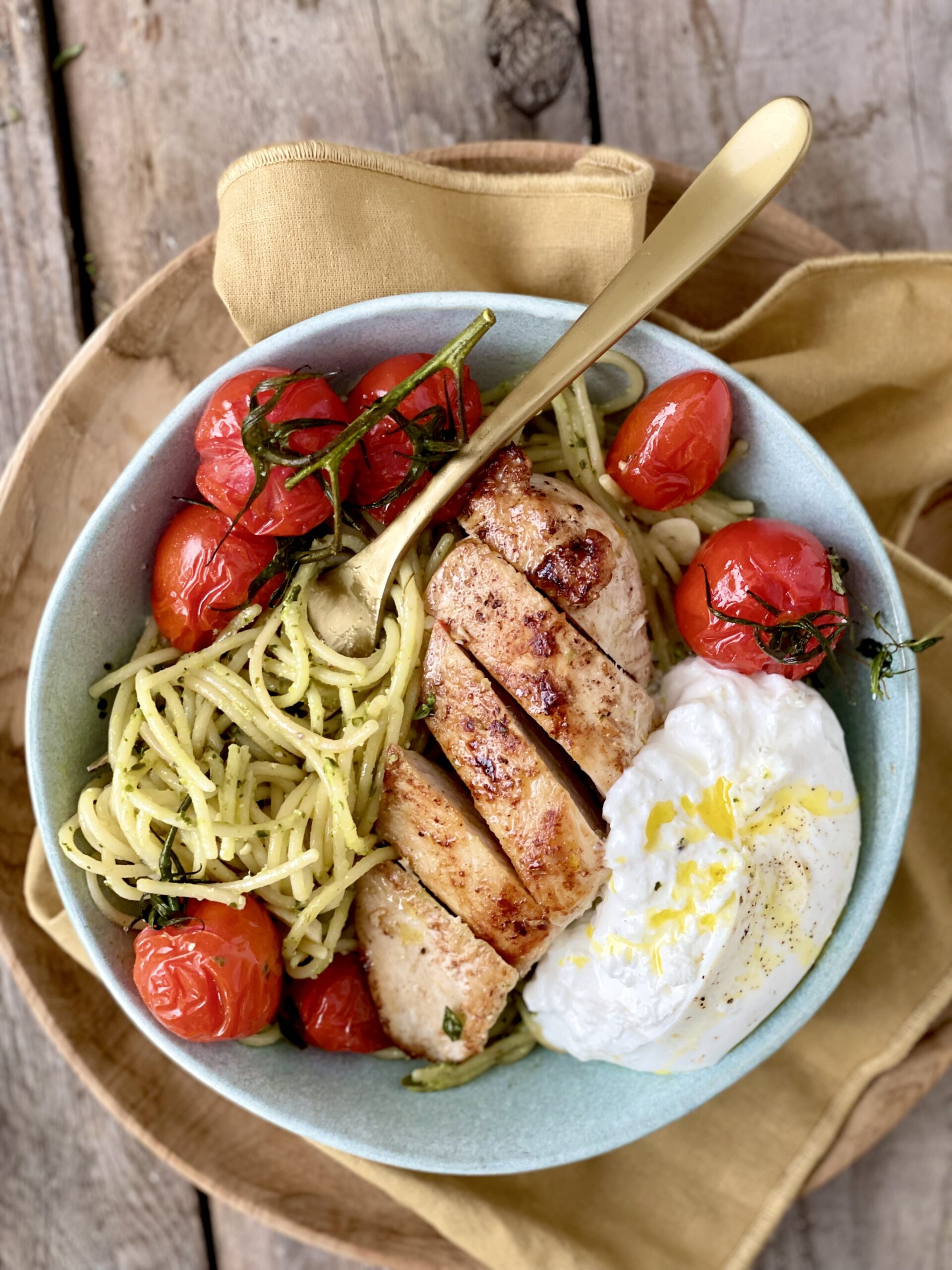 Pesto spaghetti med ovnbagte tomater og kylling