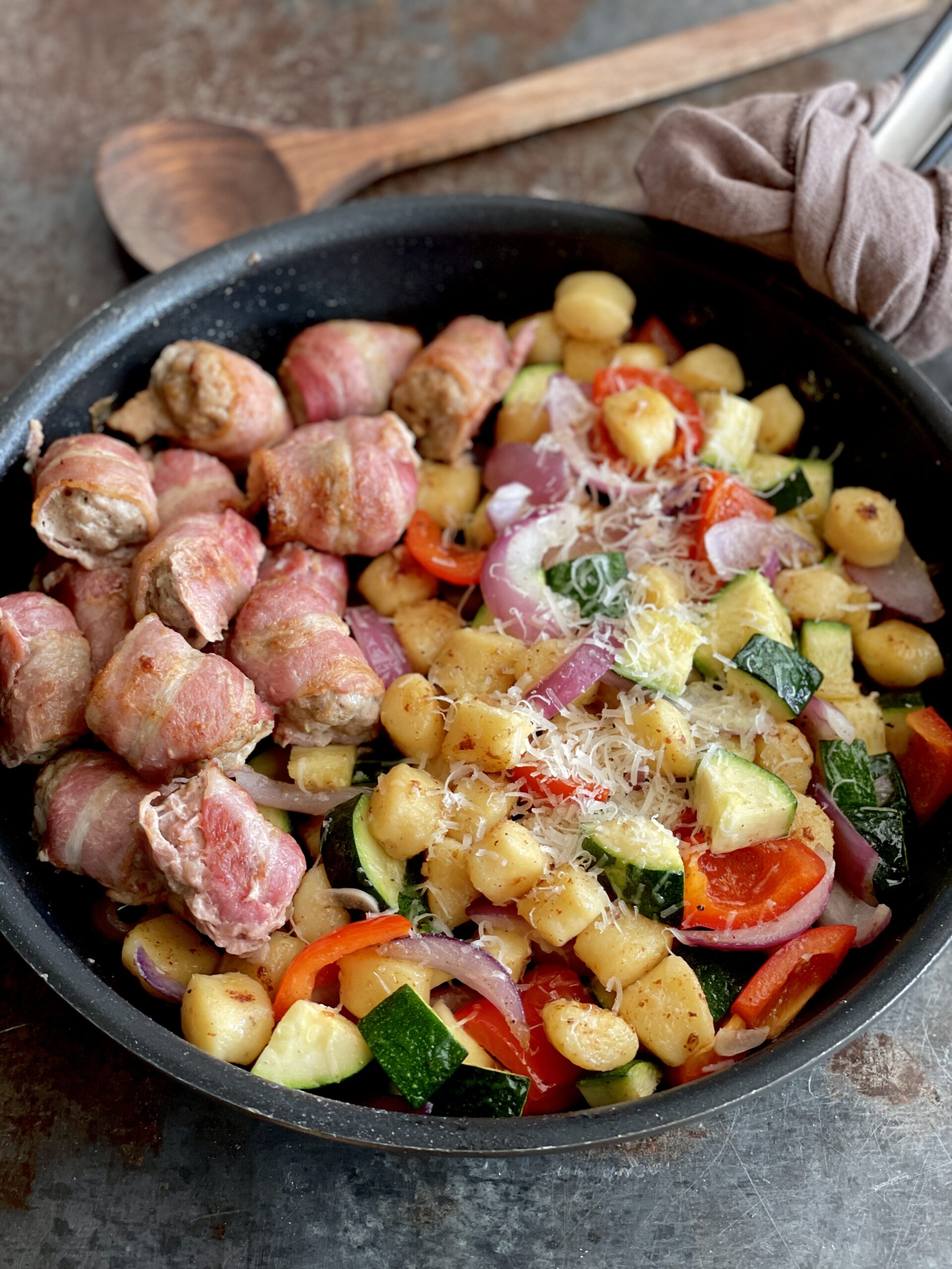 Stegte gnocchi med grønt og baconruller