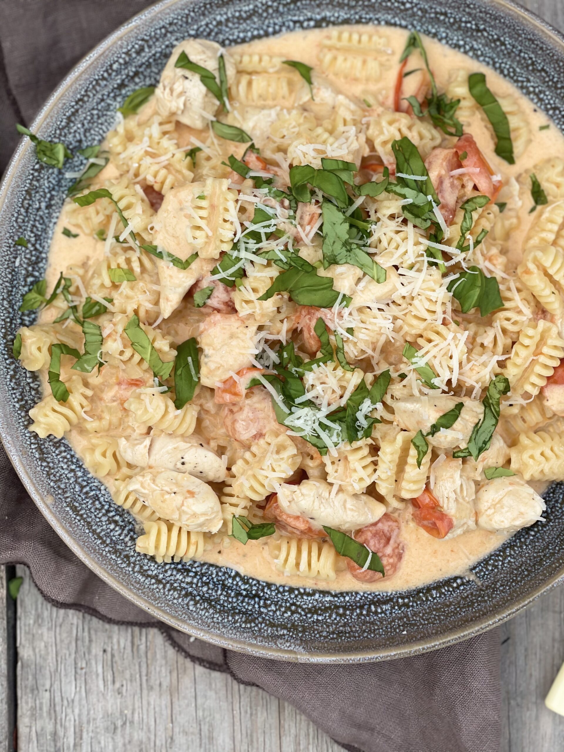 Yndlingspasta med kylling og cremet tomatsovs
